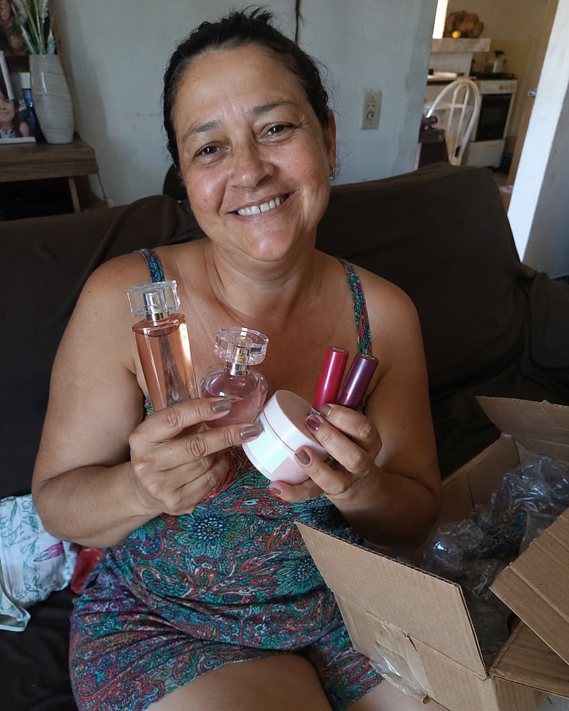 Mulher recebendo produtos de beleza em casa